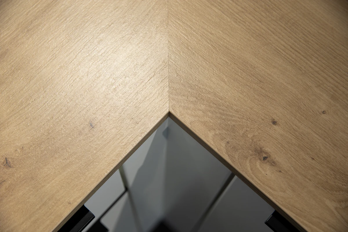 Detail einer Arbeitsplattenecke mit Holzdekor