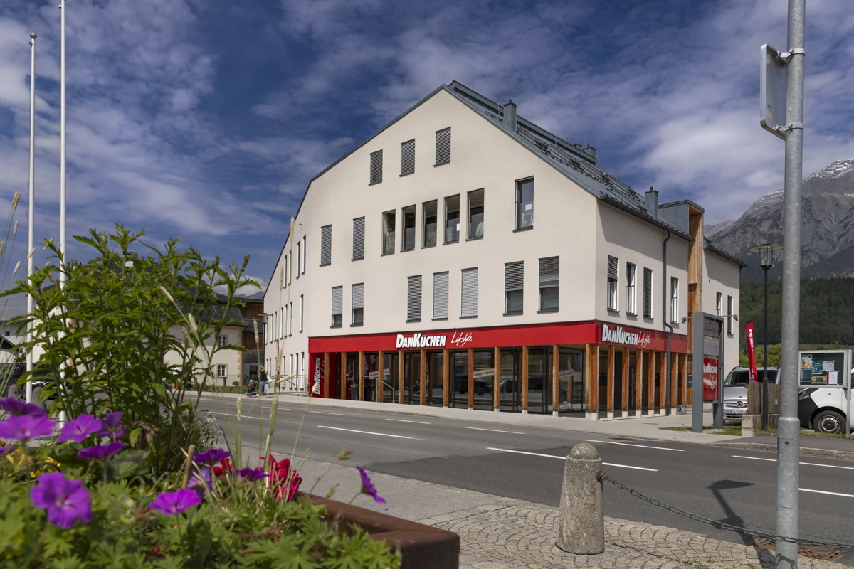 Küchenstudio an der Bundesstraße in Volders mit DAN-Beschilderung