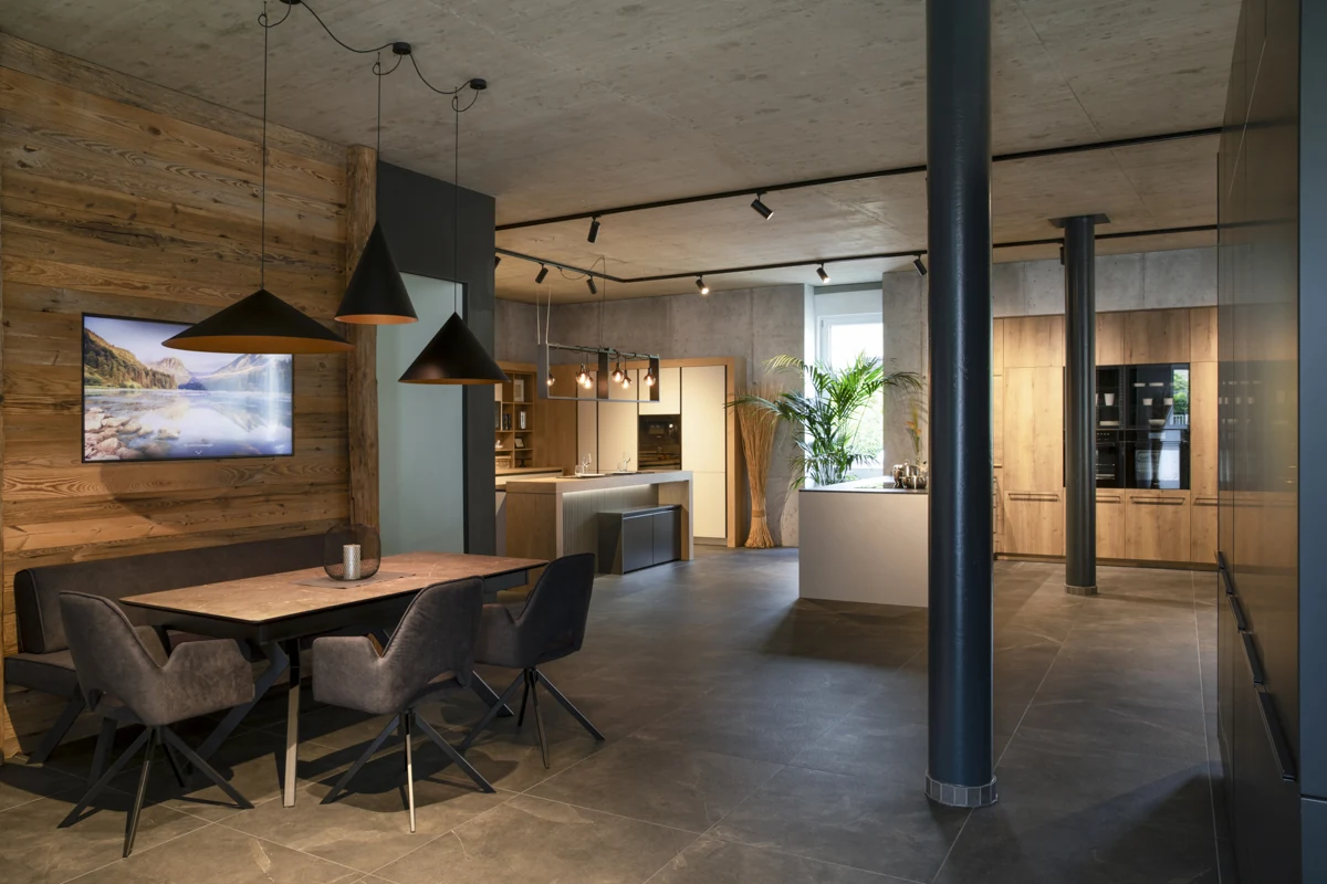Einladender Essplatz mit Holz und Pendelleuchten in unserem Küchenstudio in Volders